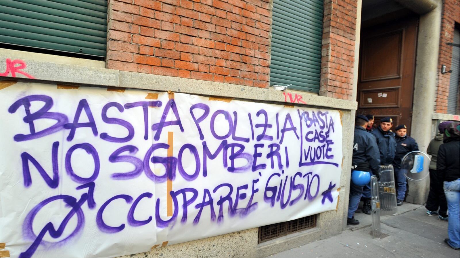 Milano, murale anti-polizia: "Difendiamoci e resistiamo agli sgomberi di via Gola"