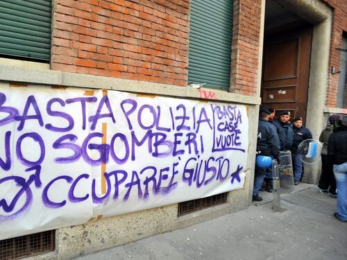 Milano, murale anti-polizia: "Difendiamoci e resistiamo agli sgomberi di via Gola"
