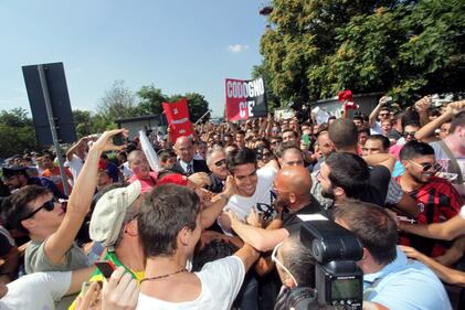 L'arrivo di Kakà a Linate accolto dall'abbraccio dei tifosi 7