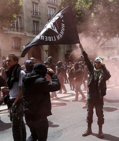 Scontri al corteo a Parigi 12
