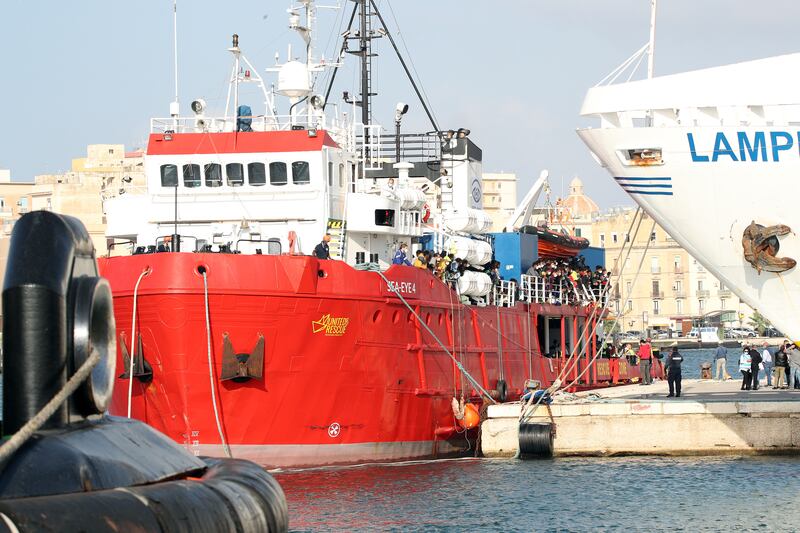 Sea Eye 4 al porto di Trapani: ecco le immagini dello sbarco 5