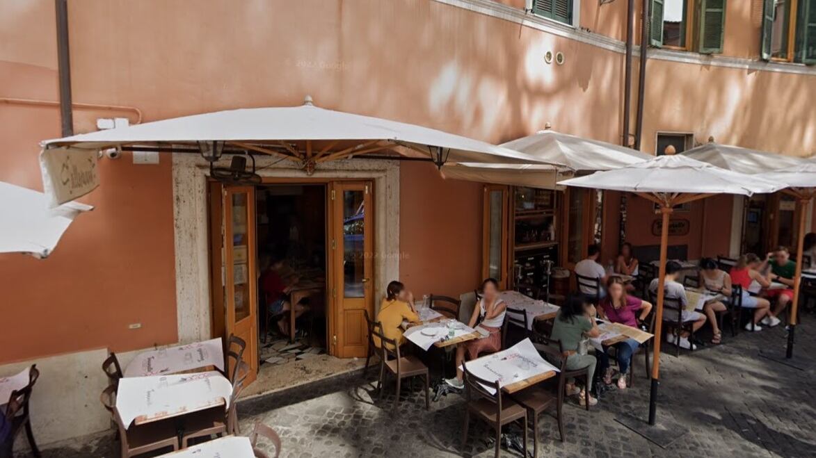 Auto piomba sui tavolini di un ristorante, terrore a Trastevere: bimba di 5 anni ferita
