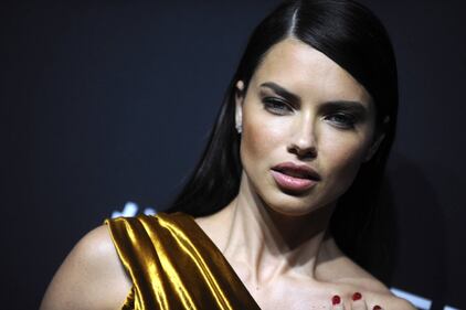 Adriana Lima in oro: gli spacchi sono vertiginosi 2