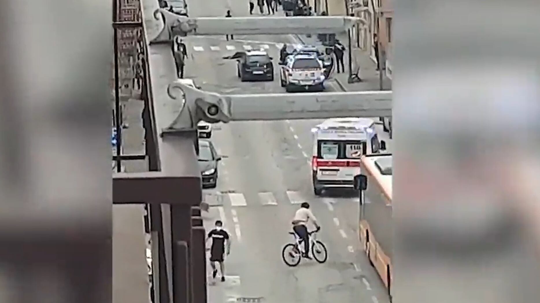 L'urlo della moglie, la pistola, l'inferno: cosa è successo nella gioielleria