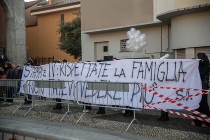 Oggi il funerale di Giovanna Pedretti: lo striscione contro la stampa, le farfalle incise sulla bara 10