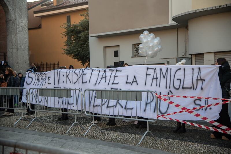 Oggi il funerale di Giovanna Pedretti: lo striscione contro la stampa, le farfalle incise sulla bara 10