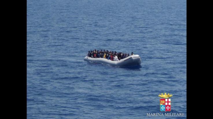Migranti, 22 morti su un gommone: schiacciati nella ressa