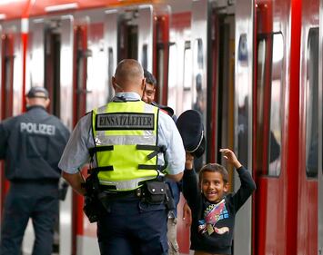 Monaco, il regalo del poliziotto al bimbo siriano 4
