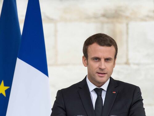 Macron in picchiata nei sondaggi. E il suo crollo fa la storia di Francia