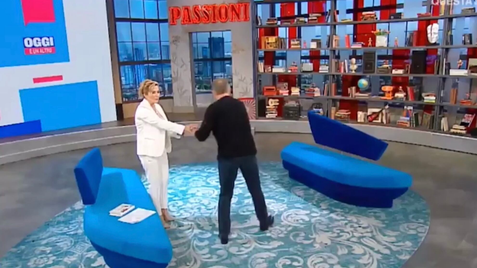 Gaffe di Bonolis che stringe la mano alla Bortone: "Non mi tocco né occhi né bocca"