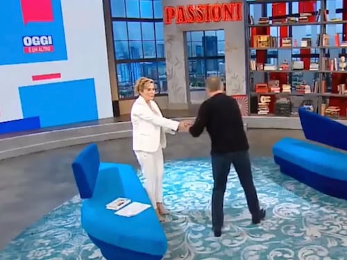 Gaffe di Bonolis che stringe la mano alla Bortone: "Non mi tocco né occhi né bocca"