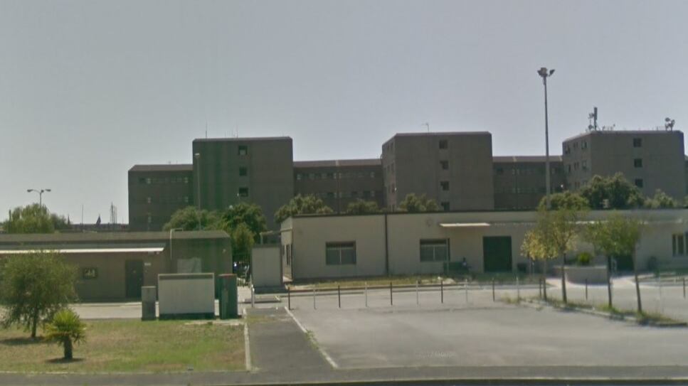 Caserta, 52enne ai domiciliari aggredisce la moglie con le forbici