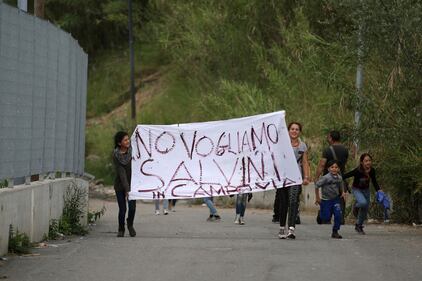 Striscione al campo nomadi: "Non vogliamo Salvini" 1