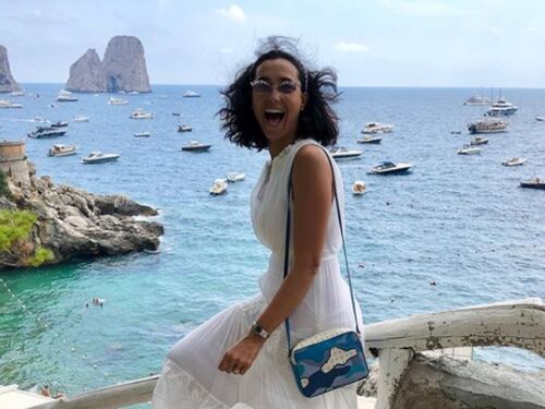 Caterina Balivo raccoglie i rifiuti a Capri in abito nuziale