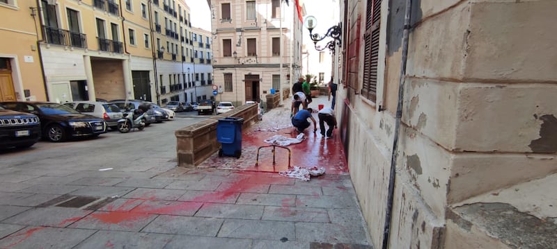 Cagliari, le immagini del molotov contro la caserma dell'esercito 5