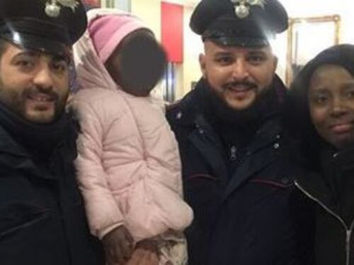 Madre e figlia congolesi al gelo in strada. Carabinieri pagano l'hotel