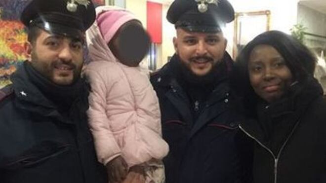 Madre e figlia congolesi al gelo in strada. Carabinieri pagano l'hotel