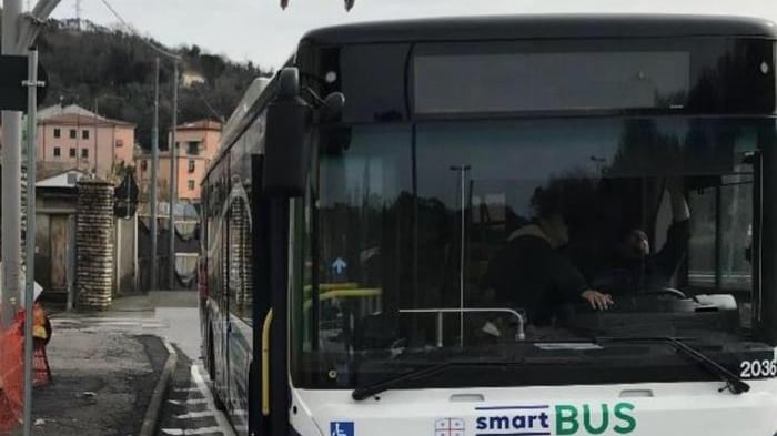 "Metti la mascherina", e lui aggredisce l'anziano sul bus
