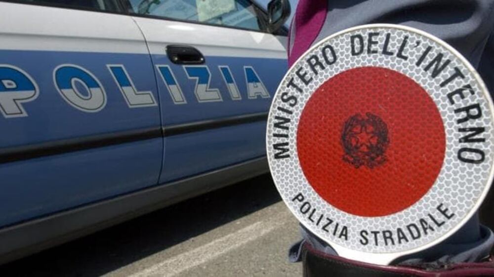 Calci e pugni ai poliziotti dopo una rapina: preso gambiano