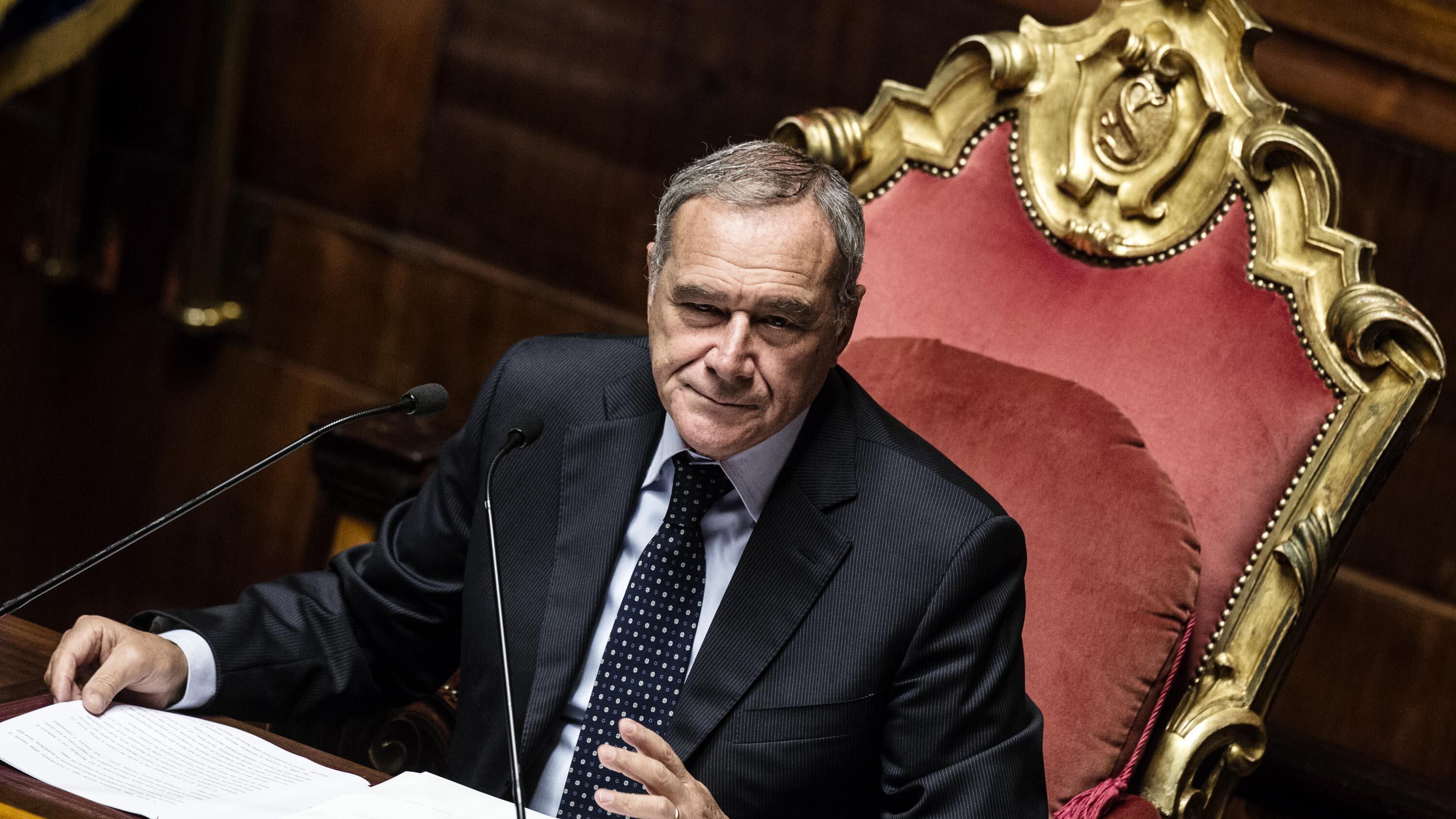 Il Senato va verso la chiusura ma Grasso spende e spande con assunzioni e promozioni