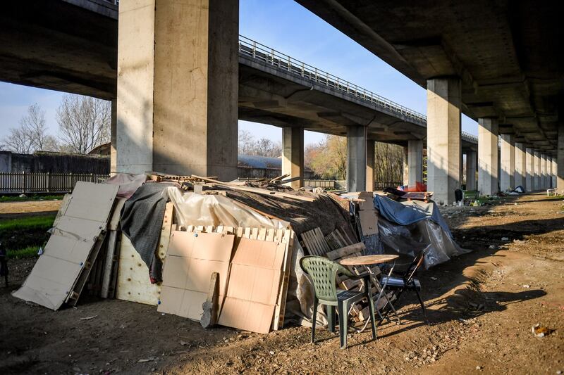 Milano, accampamento migranti sotto cavalcavia Tangenziale Est 4