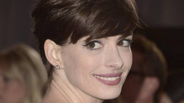 Anne Hathaway abbandona la dieta vegana: "Non mi faceva stare bene"