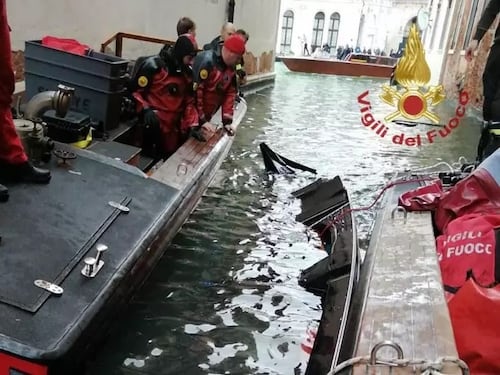 Scontro tra un battello e due gondole nelle acque del Canal Grande, paura a Venezia: 8 feriti