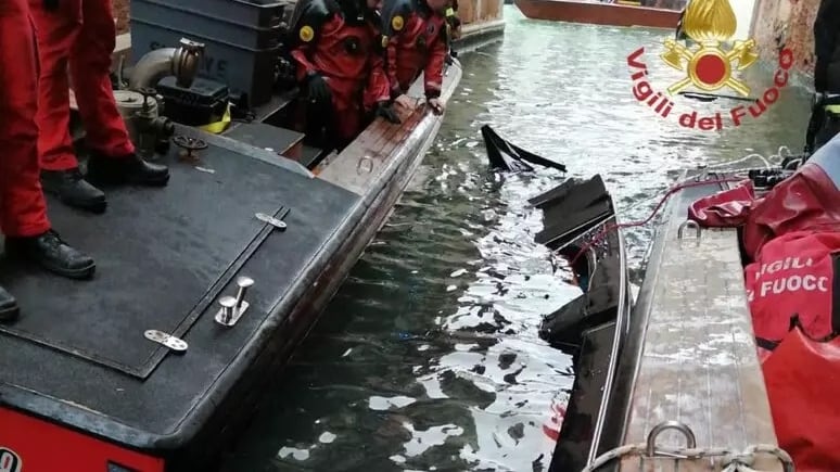 Scontro tra un battello e due gondole nelle acque del Canal Grande, paura a Venezia: 8 feriti