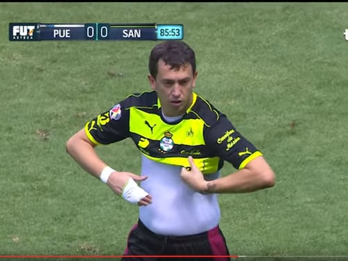 Si rompe un dito e il portiere diventa centravanti