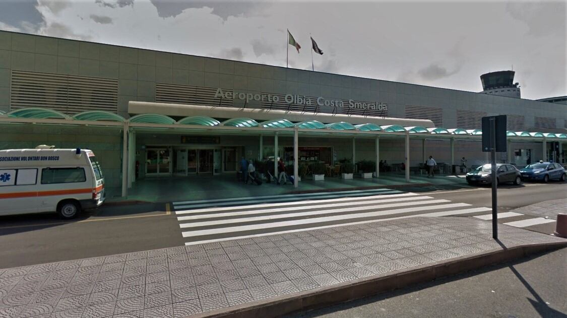 Caos all'aeroporto di Olbia: pista bollente e raffiche di vento. Voli dirottati