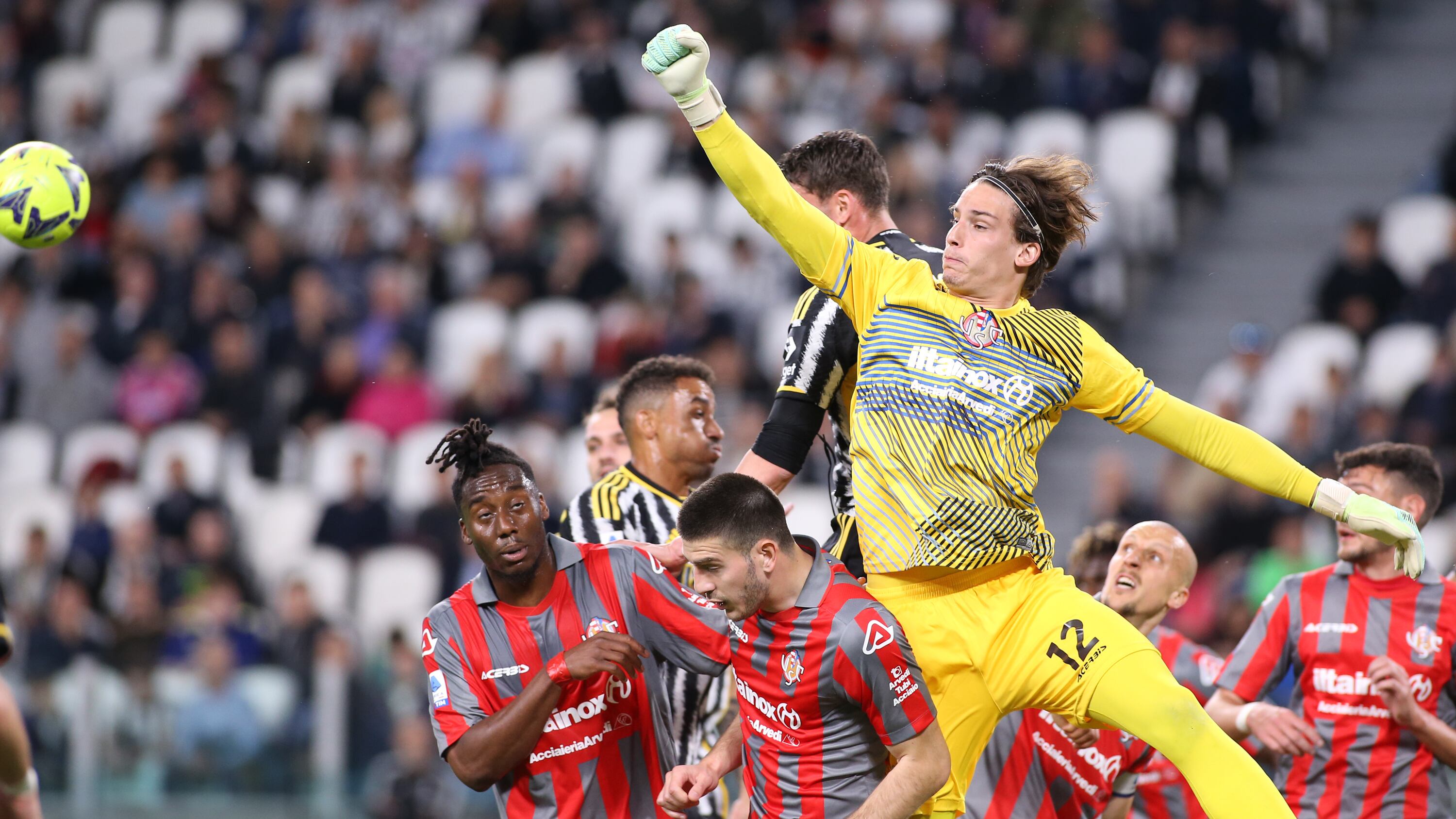 Juventus in chiaroscuro. 2-0 con la Cremonese ma Pogba si fa di nuovo male