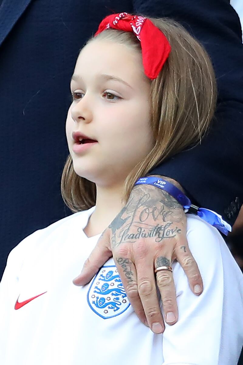 David Beckham attaccato da stampa, tv e social per aver baciato sua figlia 5