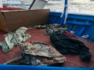 Le barche abbandonate sulle spiagge dell'agrigentino 6