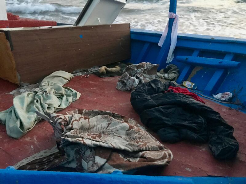 Le barche abbandonate sulle spiagge dell'agrigentino 6