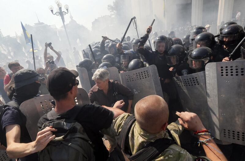 Gli scontri davanti al Parlamento di Kiev 5
