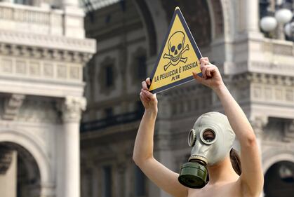 Milano, la protesta in topless contro le pellicce 1