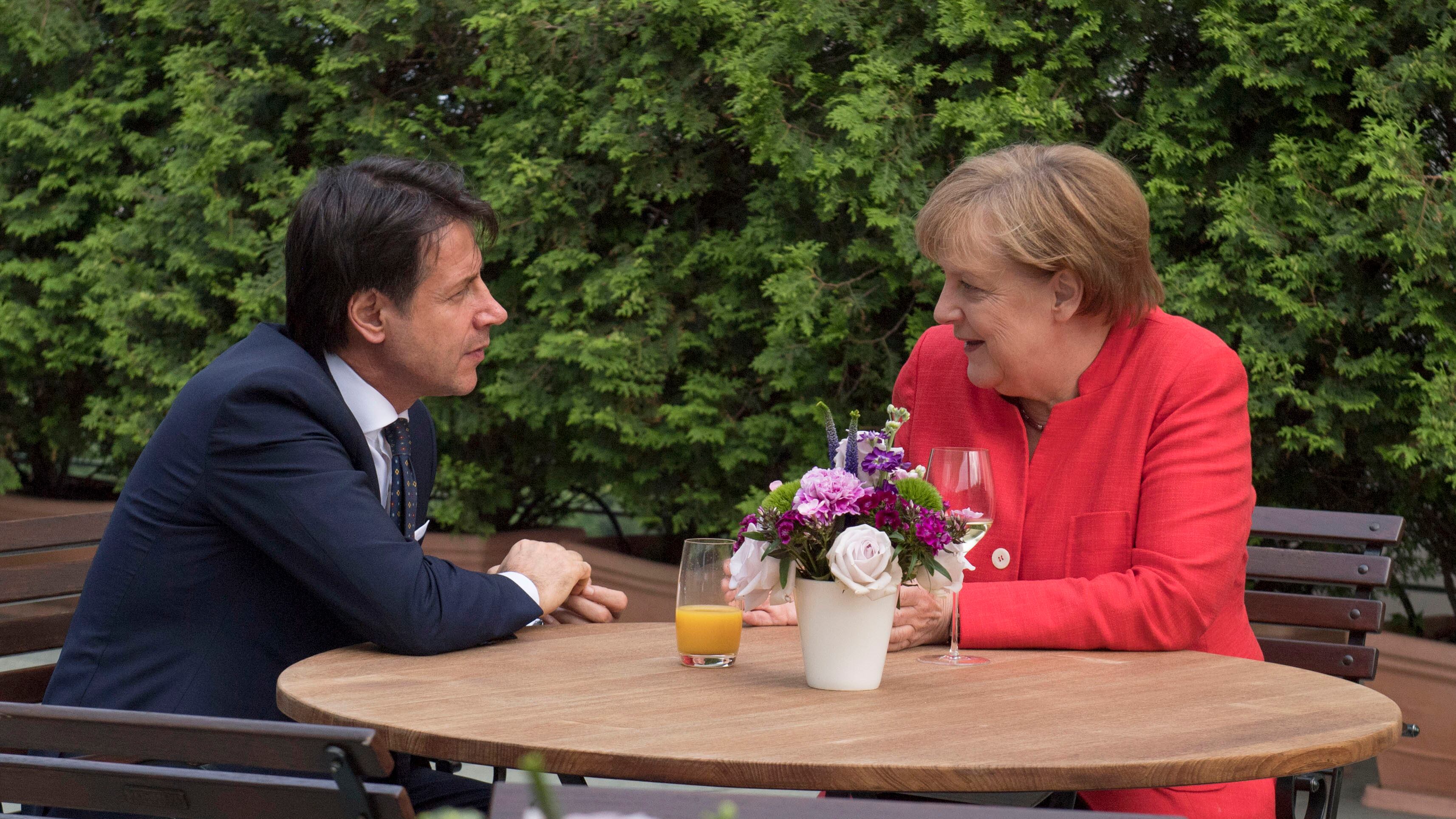 La rivelazione di Conte: "Merkel votò per conto dell'Italia. Le diedi io la delega..."