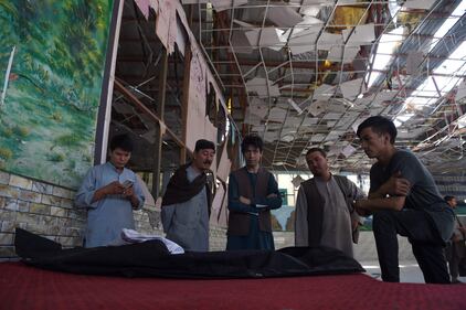 Kabul, attacco kamikaze al matrimonio: 63 morti e centinaia di feriti 6