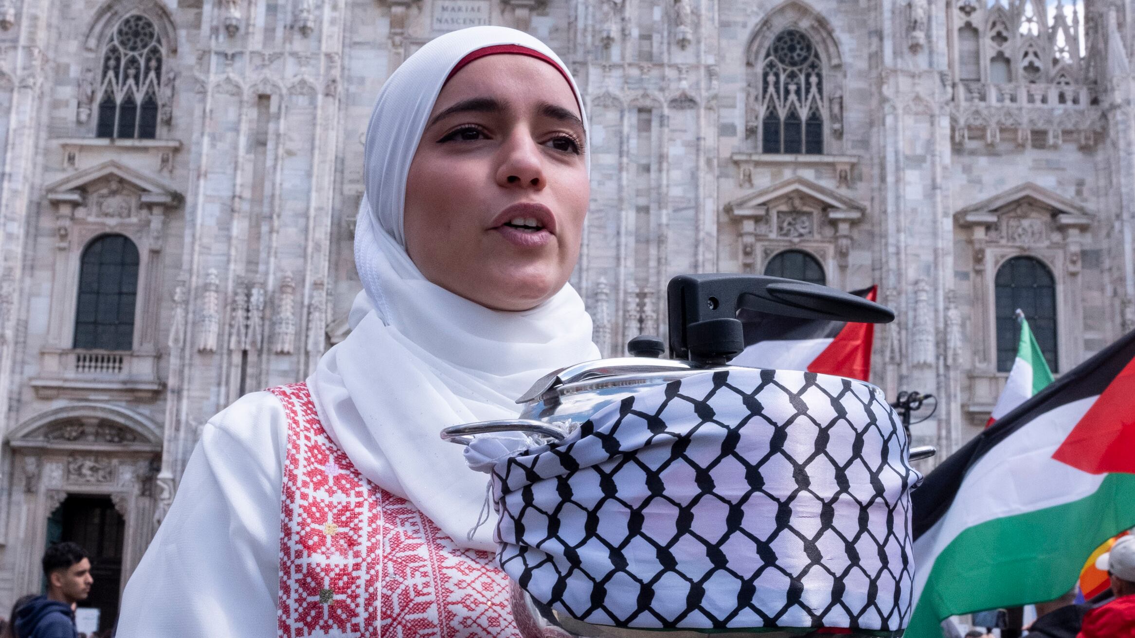 Il velo, la pentola a pressione e il corteo: il giallo della manifestante pro Palestina
