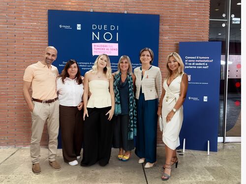 Al Roma Summer Fest arriva il divano rosa di "Due di Noi", per raccontare la vita oltre il tumore al seno metastatico