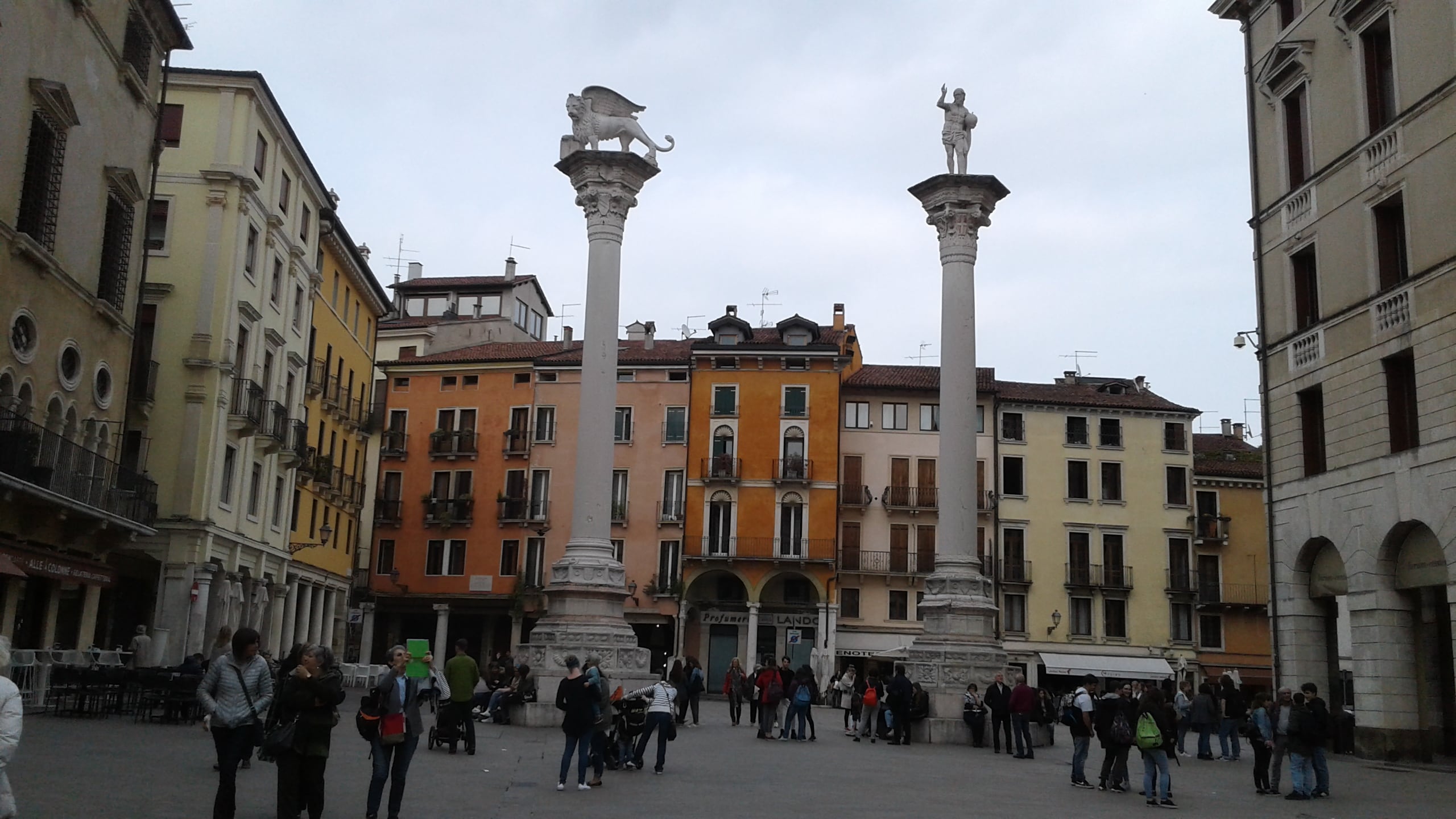 Vicenza, via clausola antifascista. Scoppia l'ira della sinistra