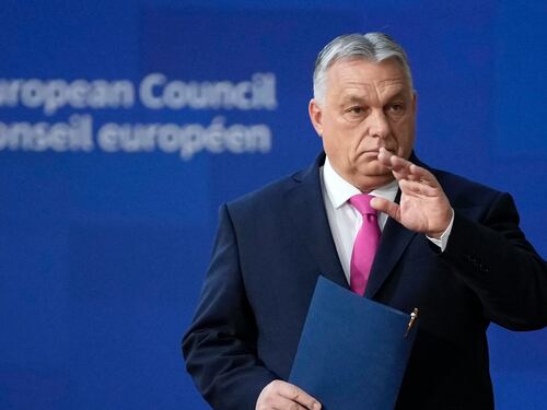 Ucraina, Orban mette il veto e blocca 50 miliardi di aiuti europei