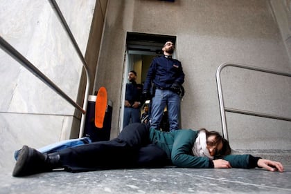 Ecologisti tirano vernice contro sede Rai  3