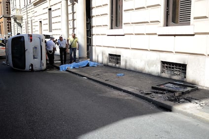 Roma, furgone travolge i passanti: morta una donna 4