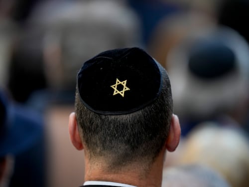 Prima lo spray urticante, poi i calci: turista francese con la kippah aggredito a Roma. Tajani: “Italia dalla parte della libertà religiosa”, La Russa: “Antisemitismo non può essere normalità da accettare”