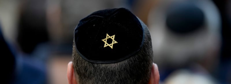Prima lo spray urticante, poi i calci: turista francese con la kippah aggredito a Roma. Tajani: “Italia dalla parte della libertà religiosa”, La Russa: “Antisemitismo non può essere normalità da accettare”