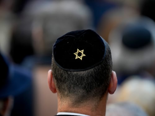 Indossano la kippah e vengono picchiati da un gruppo di nordafricani: in ospedale due turisti argentini