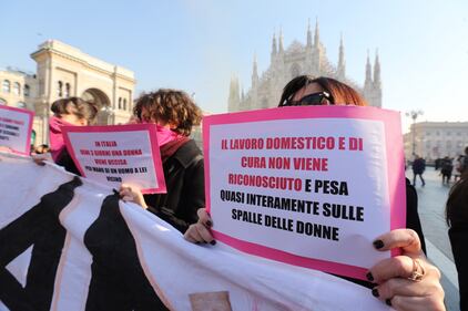 A Milano contro la violenza delle donne: Flash Mob in piazza Duomo 4
