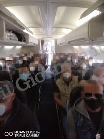 Covid, agenti e migranti assembrati in aereo 2