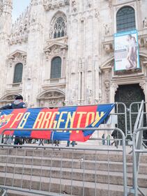 Tifo blaugrana in Piazza Duomo 15